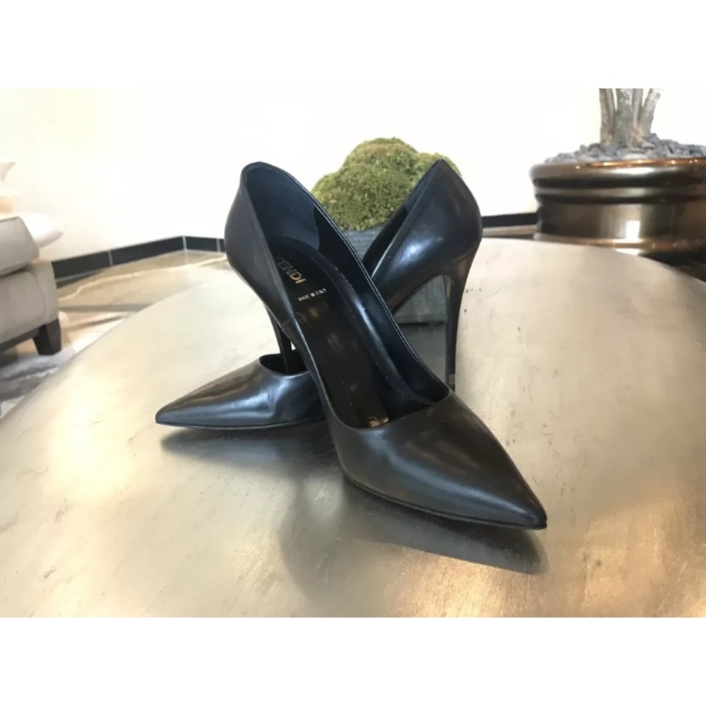 AUTHENTIC FENDI MATTE LEATHER HEELS 39